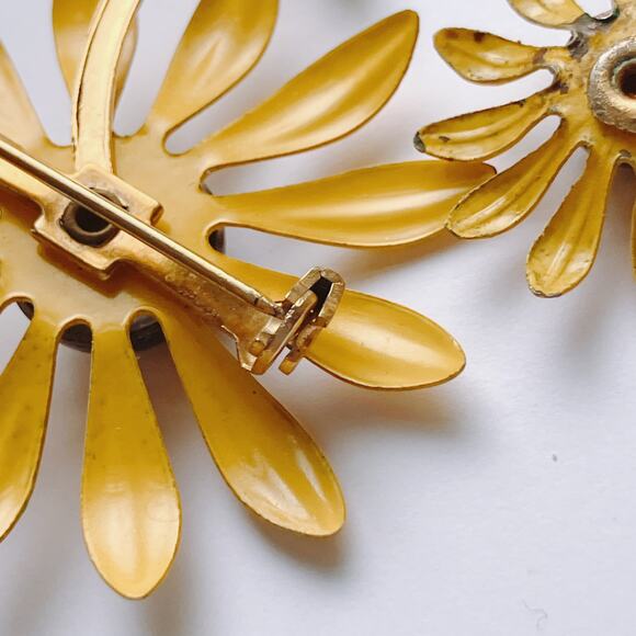 VTG Mid Century Brooch Earrings Set Enamel Daisy Yellow Clip On Earrings - Picture 11 of 11